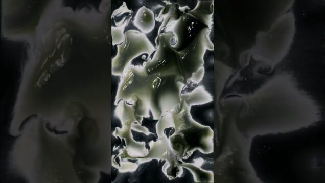 Splashing hypnotic fluid simulation (demo)